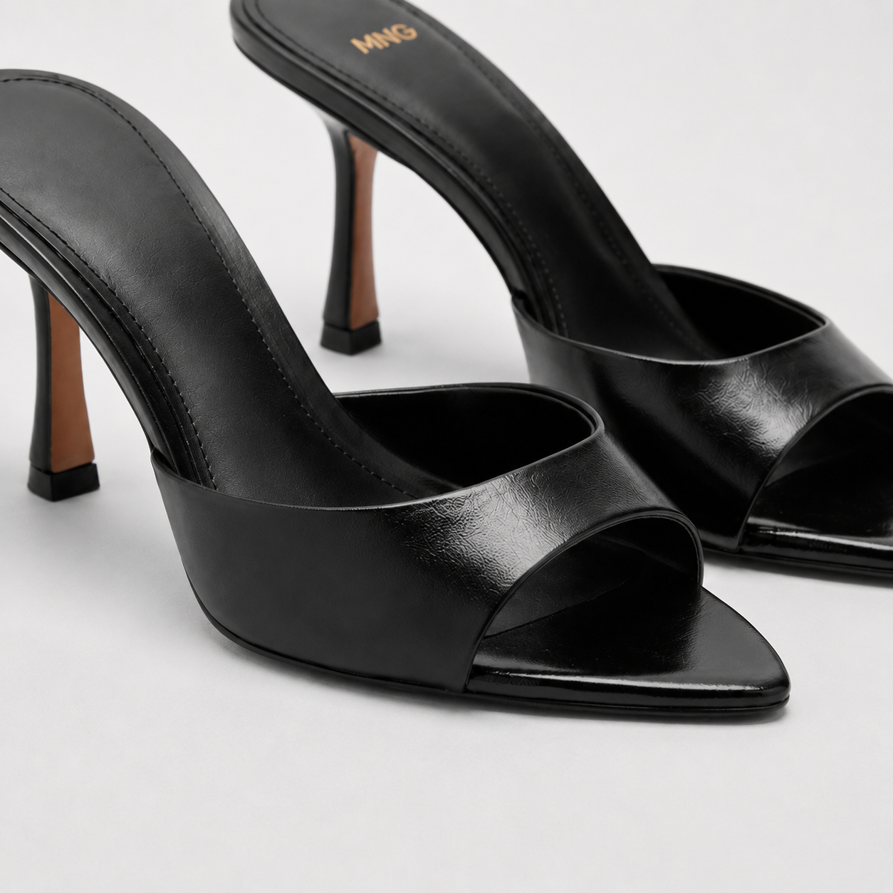 Noir Sera Mule